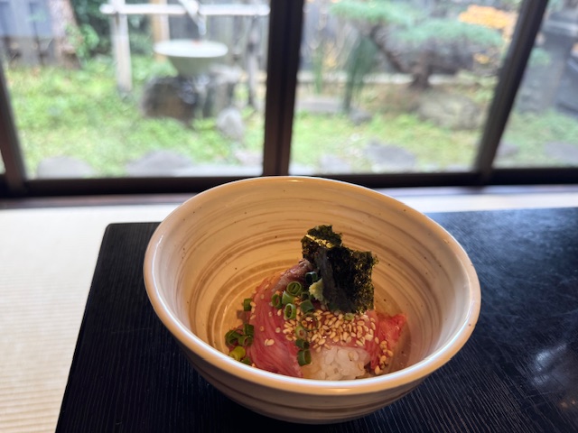 ORIKANEichiba's tweet photo. 今日のお料理店
名古屋市緑区
おしょくじ處 今
日本料理 小や町

いつもお世話になってるお料理屋さん
厳かな佇まいに記念日でないのに
両親と特別な日になりました

味噌が豊富な赤海老の刺身
焼きが旨い鰤の照り焼き
飛騨牛のお茶漬け
幸せでした☺️

#おしょくじ處今
#日本料理小や町
#折兼市場 https://t.co/S2BzNBdI9Q