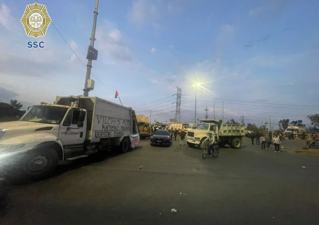OVIALCDMX's tweet photo. 18:41 #PrecauciónVial | Continúa bloqueo en ambos sentidos de Río de los Remedios y León de los Aldama, col. San Felipe de Jesús, alcaldía Gustavo A. Madero, por manifestantes. #AlternativaVial Eje 5 Norte, Eje 6 Norte, Av. Gran Canal del Desagüe y Eduardo Molina. https://t.co/m3dVqbsIt3