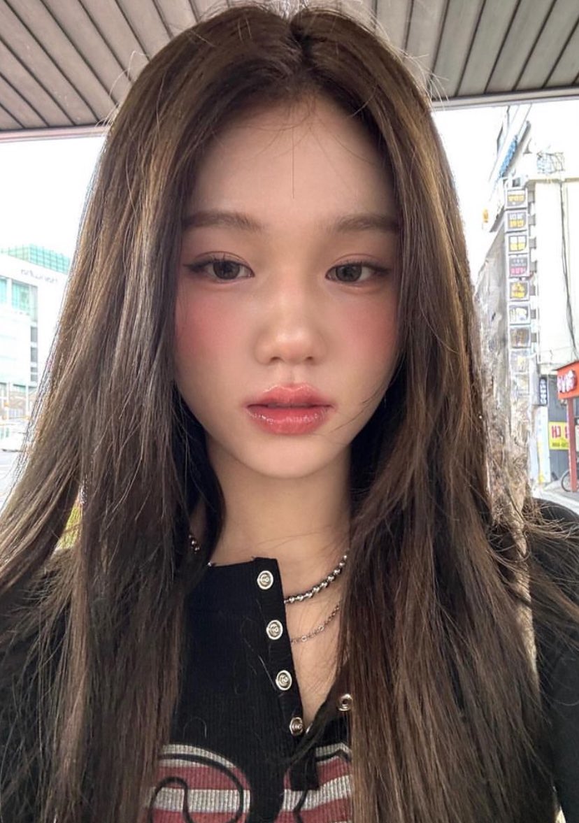 noeysavitta's tweet image. เดี๋ยวจะมาแปะเมคอัพและวิธีที่เราแต่งตามเรฟนี้ให้คับ อยากบอกว่าลุคนี้แค่10นาทีเสร็จ🤎🧸