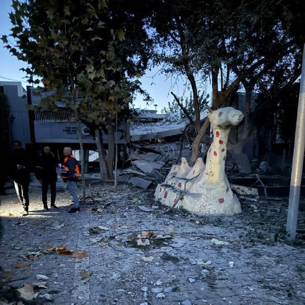 🚨A school in the Ramat Efal neighborhood of eastern #TelAviv was heavily damaged when debris from an "Arrow-3" interceptor missile fell after successfully intercepting a Houthi ballistic missile aimed at central Israel.

#Israel #Yemen #Houthis