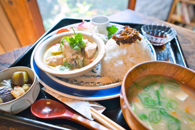 名古屋駅通いでランチ
探してたら少し遠いけど
気になるお店を発見!

実家カフェ山田さん

町から外れた住宅街にある
古民家だけど美味しい

特にカツオのたたきが
群を抜けてる!

どんな魔法を使ったのって感じ

頑張って行ったかいがあるよ 