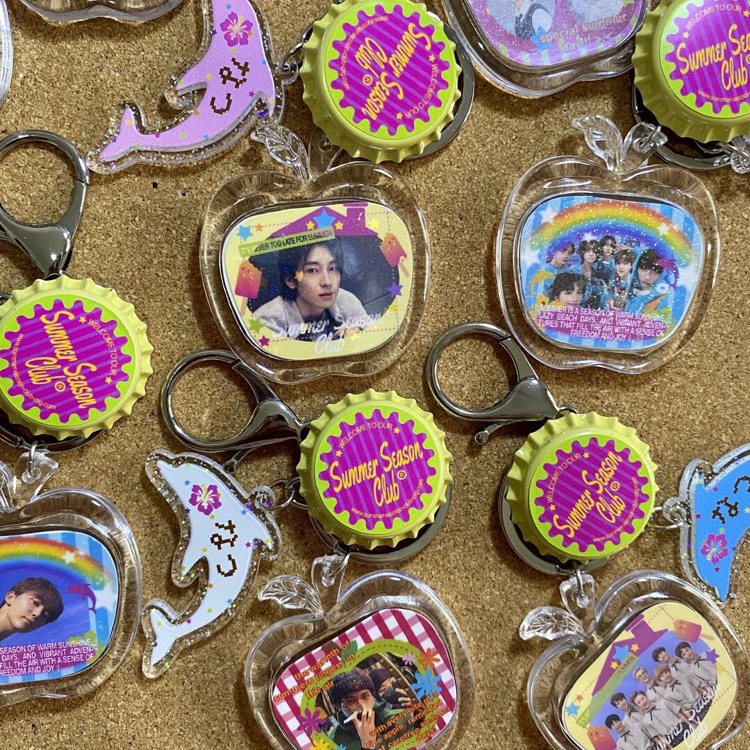 sells haloo aku mau open po batch 3 keychain ini, fotonya customizable yaa! frame designnya nanti bisa milih juga, buat dolphin charmnya bahan akrilik glitter bisa pilih warna juga >< 🍎 is anyone interested? pls drop ur @ ya nanti aku tag 🐬🏝️⭐️ @/corejms