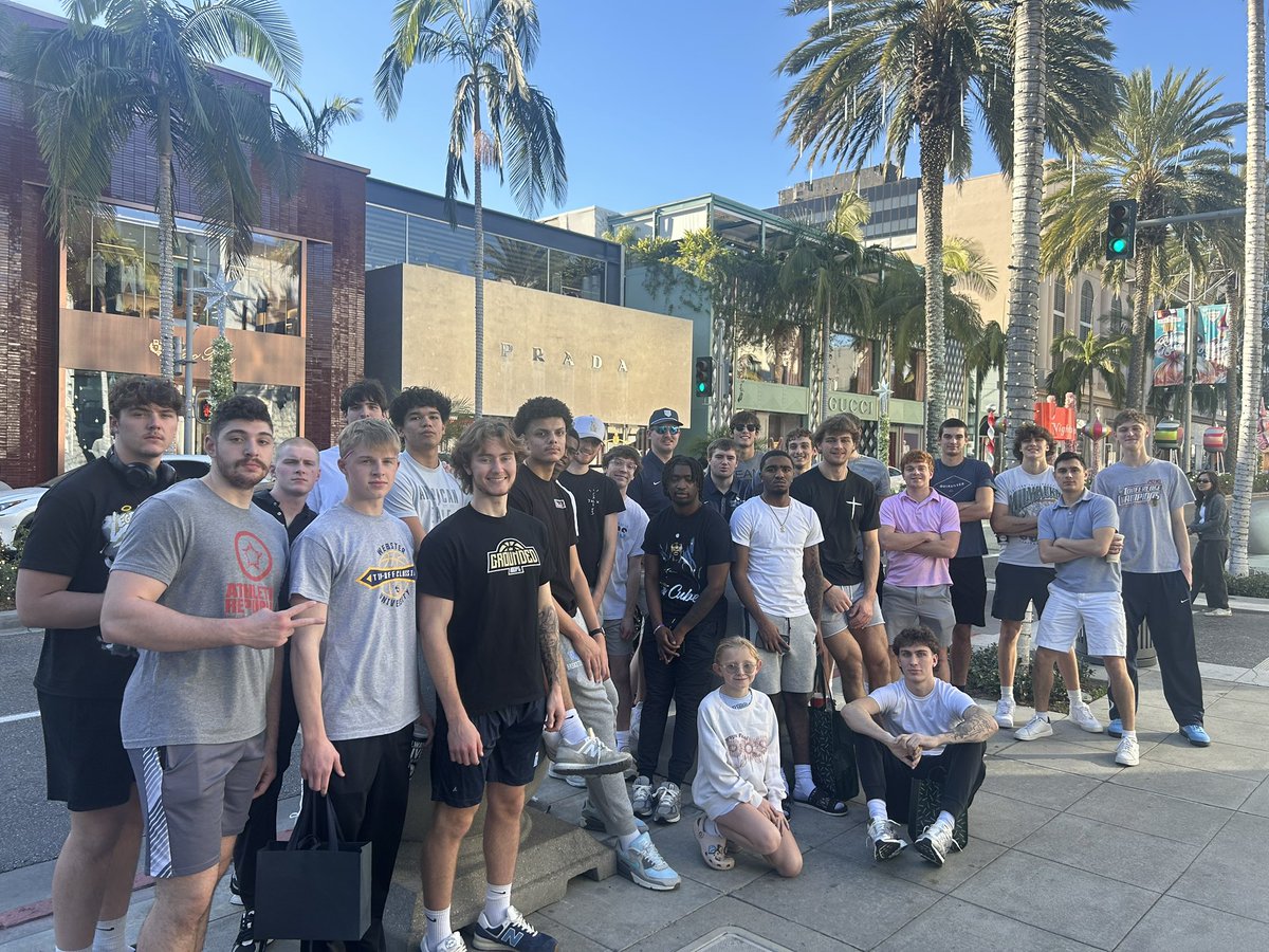 westmo_mbb's tweet photo. The Blue Jays hung out in Beverly Hills and on Rodeo Drive today! #CaliTrip #TeamBonding https://t.co/4K379ywBbW