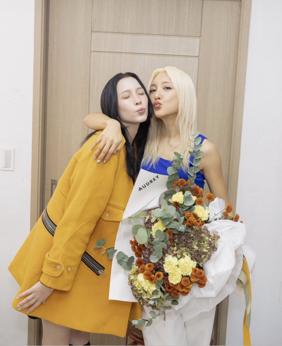 leanavvabHQ's tweet photo. more images of lea navvab with bada backstage from bada’s concert last december 8, 2024.
#LEANAVVAB #랴밥 #JungLea #정리아
#JLEA #郑丽雅 #아이메트유 #imetu
#BADA #바다 #SES바다 #SESBada https://t.co/yhf9KX7Vy7