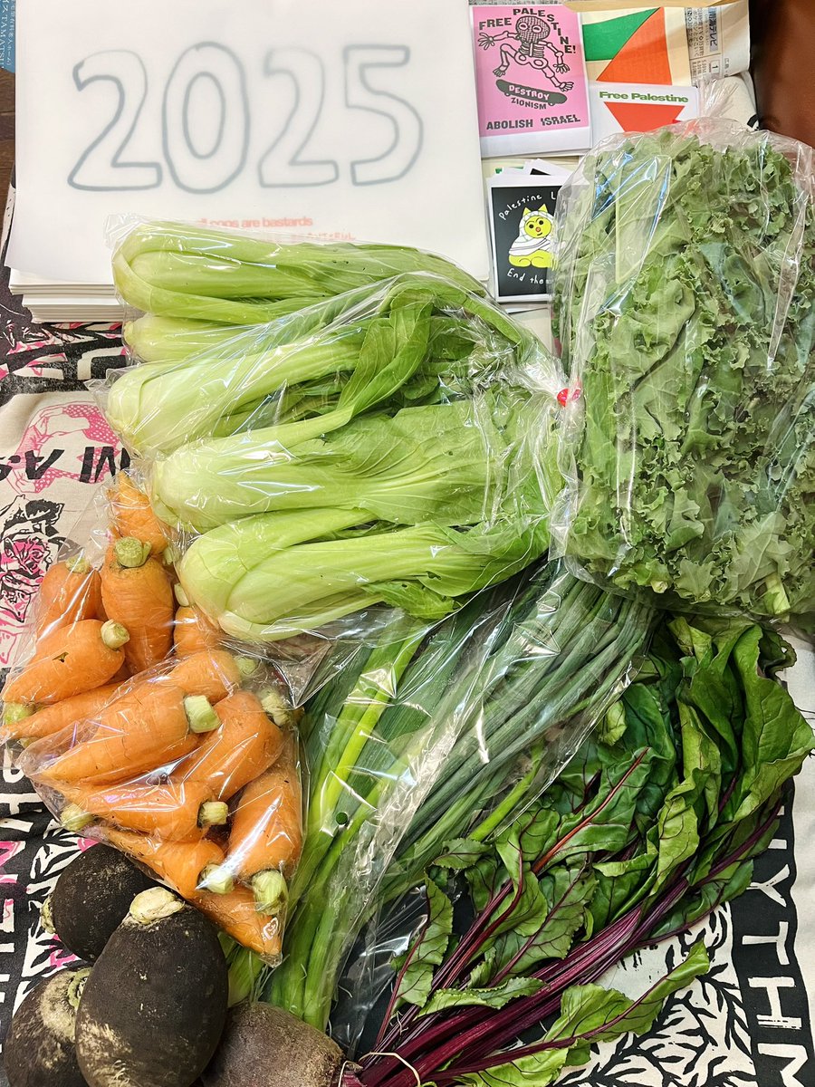 広島・庄原バーバリアン・ファームの野菜便が到着〜

ケール、小ネギ、小松菜、チンゲン菜、黒丸大根、ビーツ、にんじん。

店頭にて。カンパ制です。

好評につき品切れとなっていたバーバリアン・カレンダーも再入荷しました🙌🏼