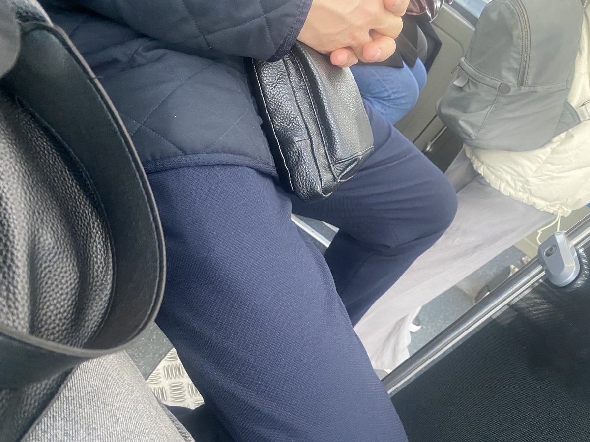 bu erkeklere bacaklarini bes metre aralayarak oturup toplu tasimada p+rn+ ve hayvan ciftlesmesi izleyebilme ozgurlugunu kim verdi tam olarak amk