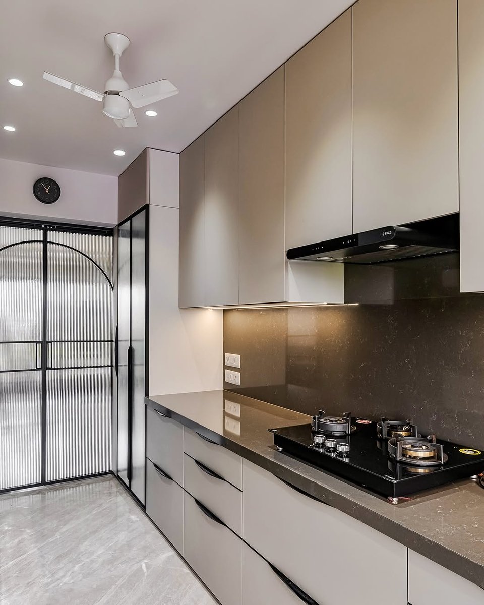 KKModularKitchn's tweet image. Upgrade your kitchen! 🌟 This parallel modular kitchen with Blum hardware, pantry unit, and built-in appliances blends style and functionality.

#modularkitchen #acrylickitchen #blumhardware #kitchendesign #parallelkitchen #kitchengoals #kitchenideas