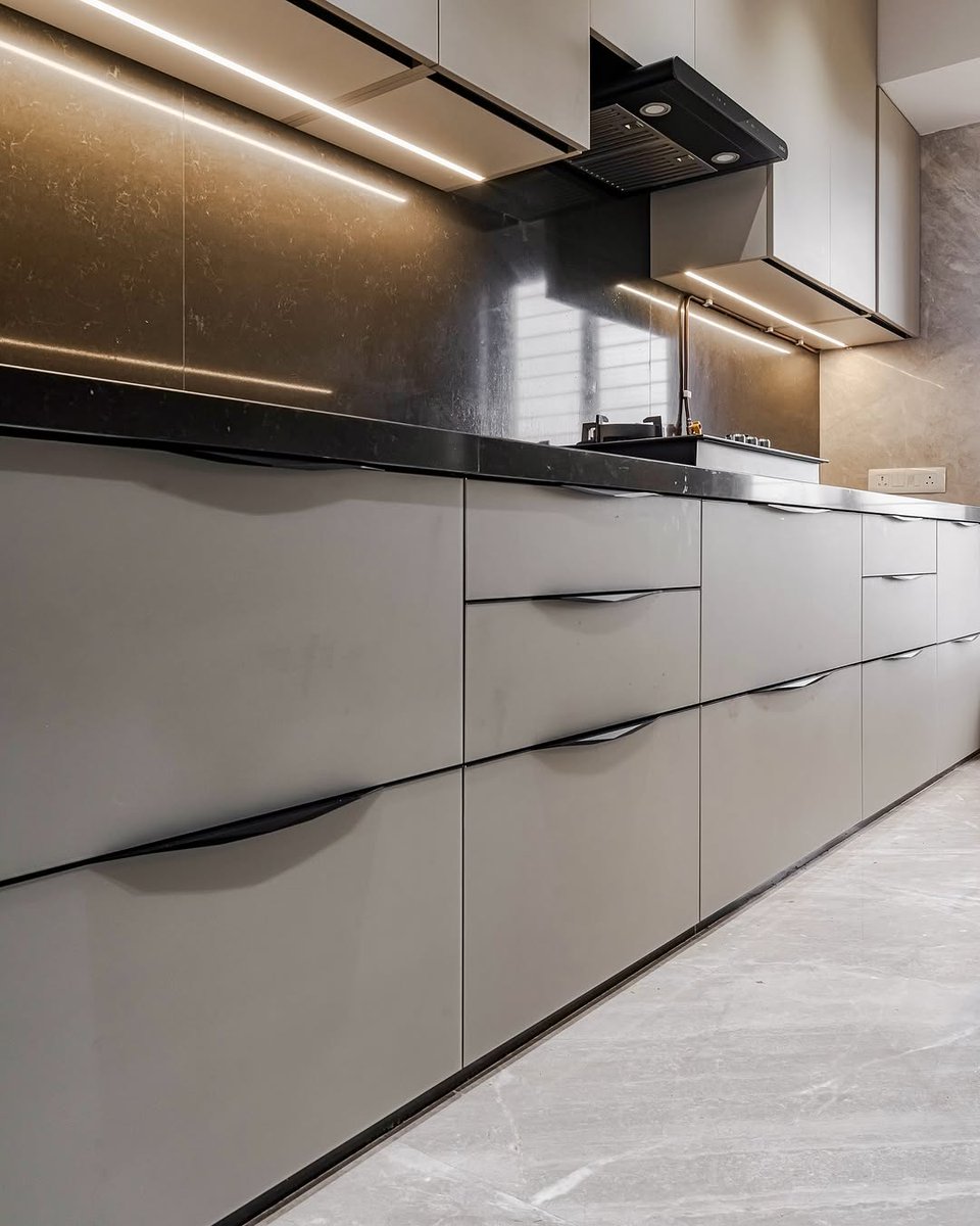 KKModularKitchn's tweet image. Upgrade your kitchen! 🌟 This parallel modular kitchen with Blum hardware, pantry unit, and built-in appliances blends style and functionality.

#modularkitchen #acrylickitchen #blumhardware #kitchendesign #parallelkitchen #kitchengoals #kitchenideas