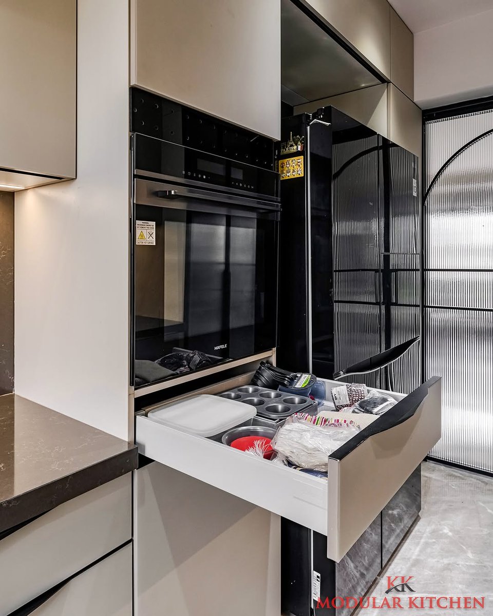 KKModularKitchn's tweet image. Upgrade your kitchen! 🌟 This parallel modular kitchen with Blum hardware, pantry unit, and built-in appliances blends style and functionality.

#modularkitchen #acrylickitchen #blumhardware #kitchendesign #parallelkitchen #kitchengoals #kitchenideas