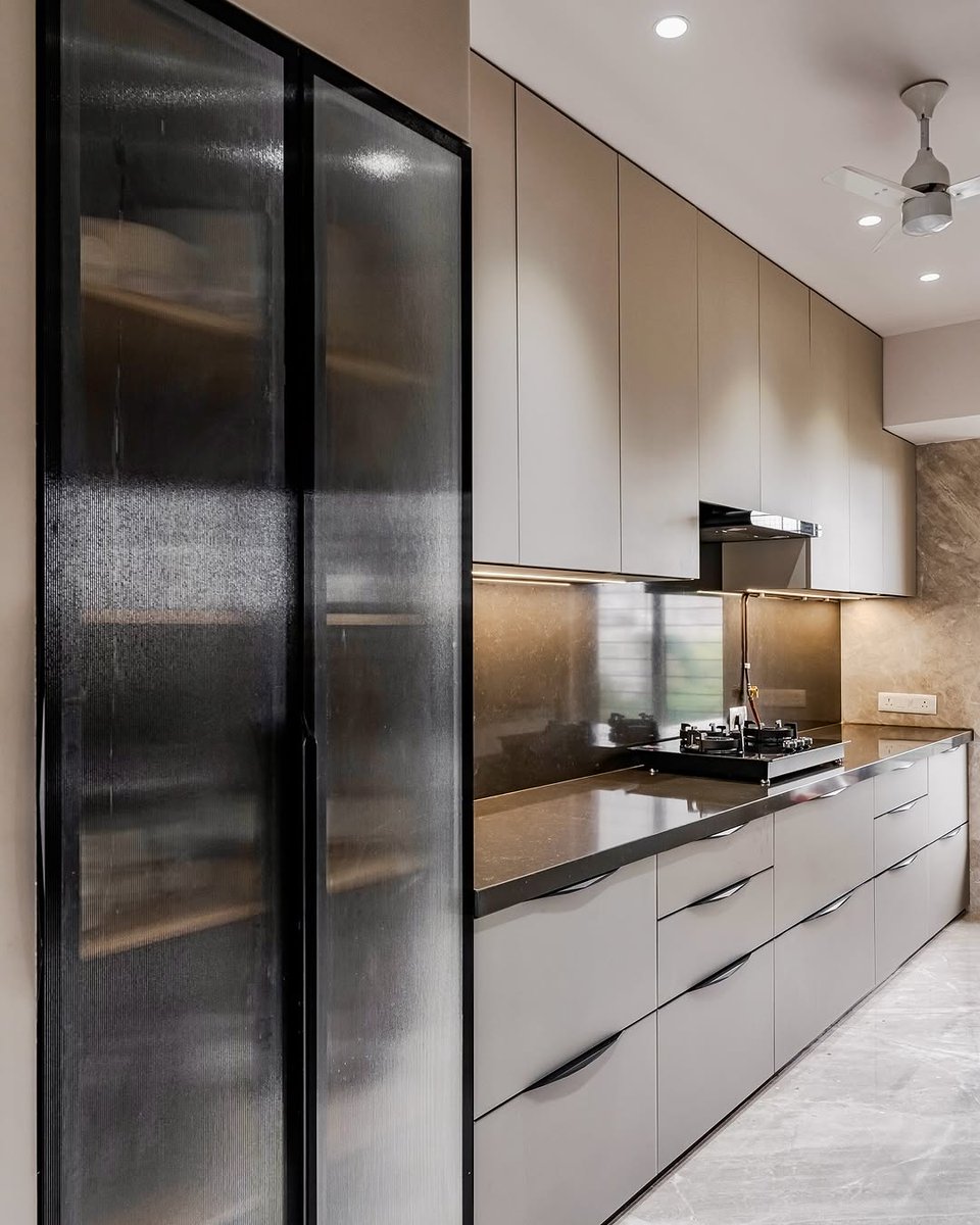 KKModularKitchn's tweet image. Upgrade your kitchen! 🌟 This parallel modular kitchen with Blum hardware, pantry unit, and built-in appliances blends style and functionality.

#modularkitchen #acrylickitchen #blumhardware #kitchendesign #parallelkitchen #kitchengoals #kitchenideas