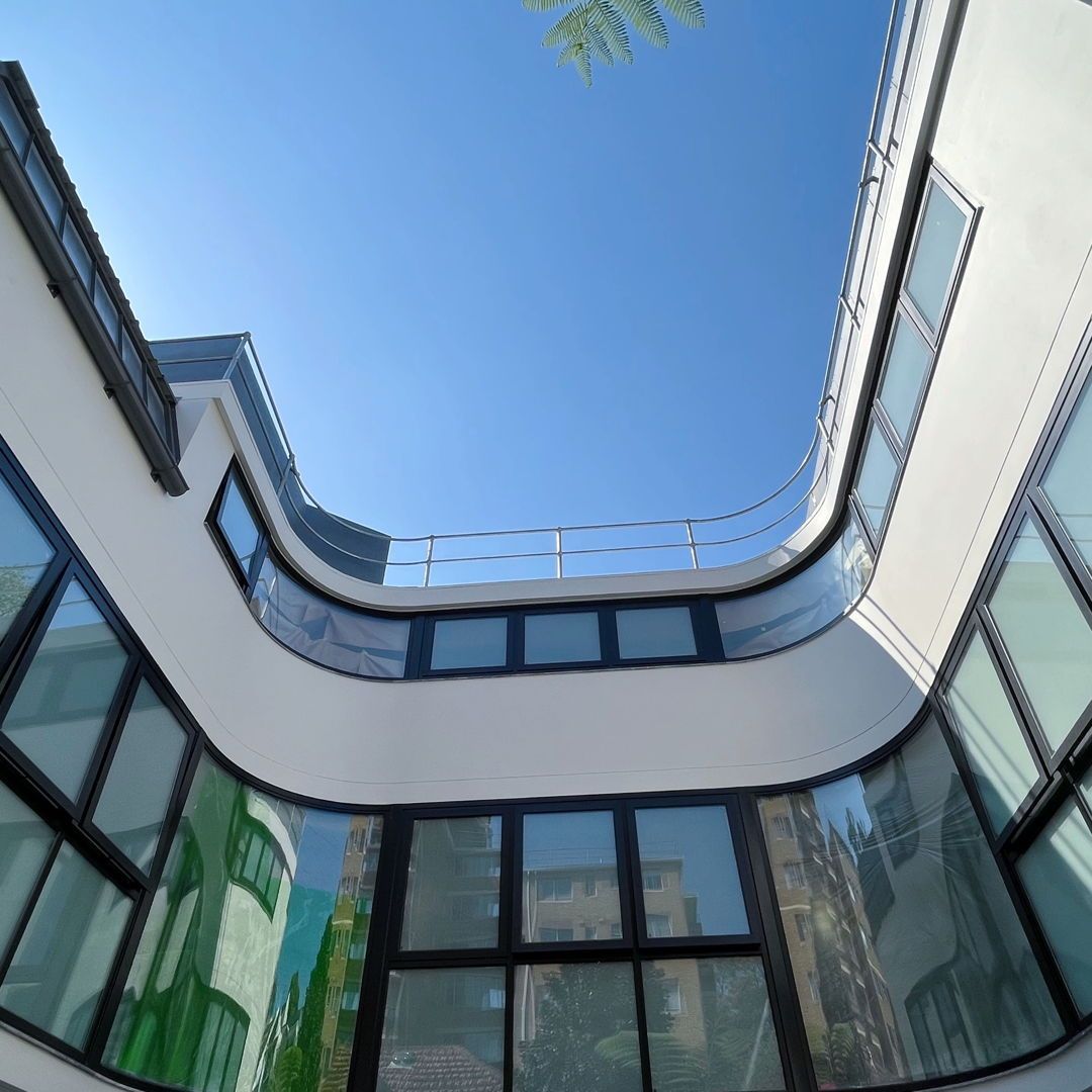 rs_window38099's tweet image. Looking for Unique Architectural Designs? Have You Considered Curved Glass Windows? 

Our curved glass windows offer a stunning, modern look with enhanced natural light and panoramic views.

#rswindows #CurvedGlass #CustomWindows #HomeDesign #Architecture #moderndesign