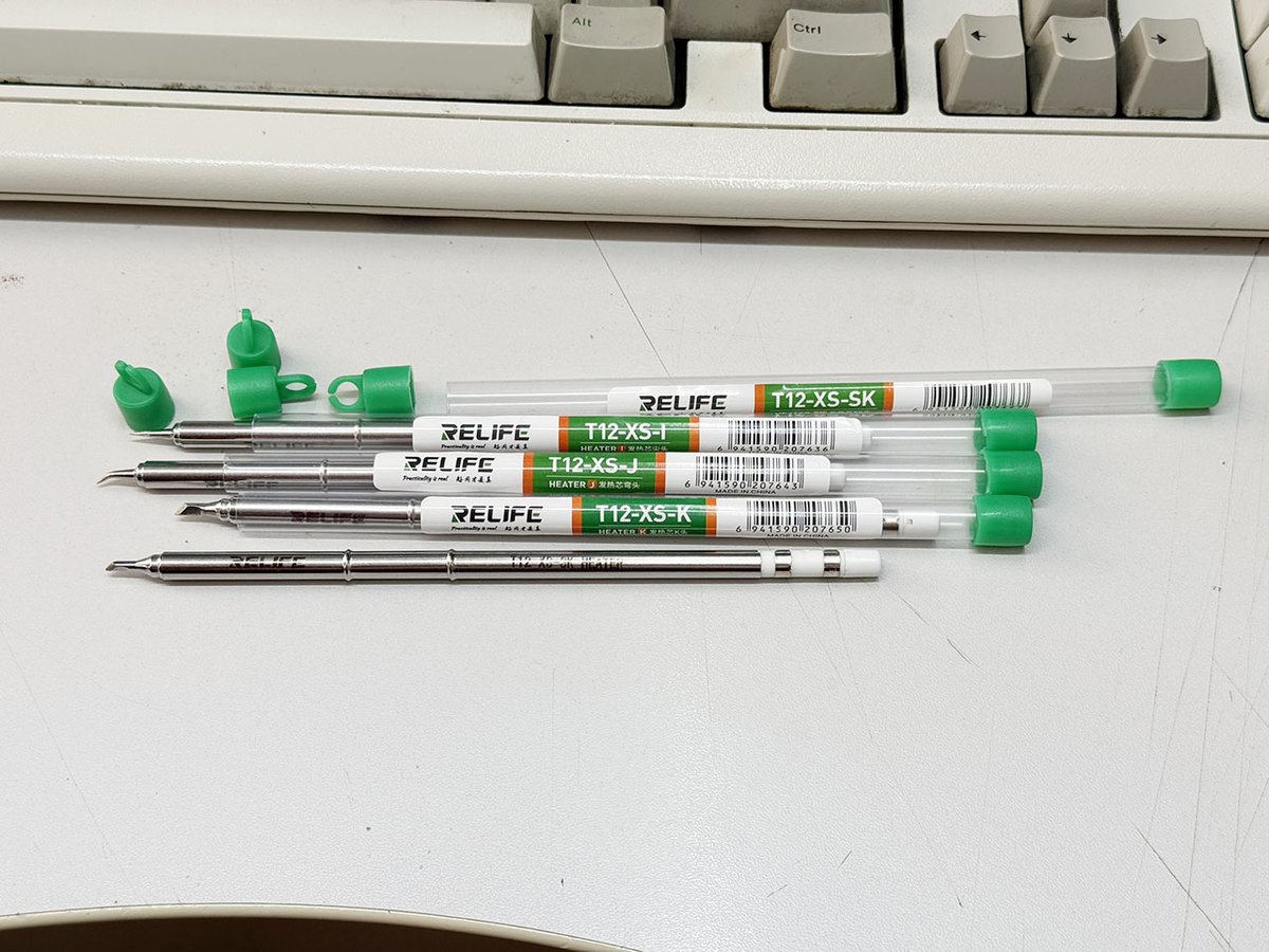 kashima8086's tweet photo. 大陸製のはんだコテ先をボチってみた。 1本500円。純正の1/3以下。T12と言うのはHAKKO社のコテ先型番なのだけど、大陸では規格の呼び名になっててコテ先はもちろんグリップ・本体もコンパチならぬパチコン品が存在します。やっぱり純正品はコテ先のコーティングが良いのでハンダの乗りが全然違うな。 https://t.co/4EUsrYxN9Z