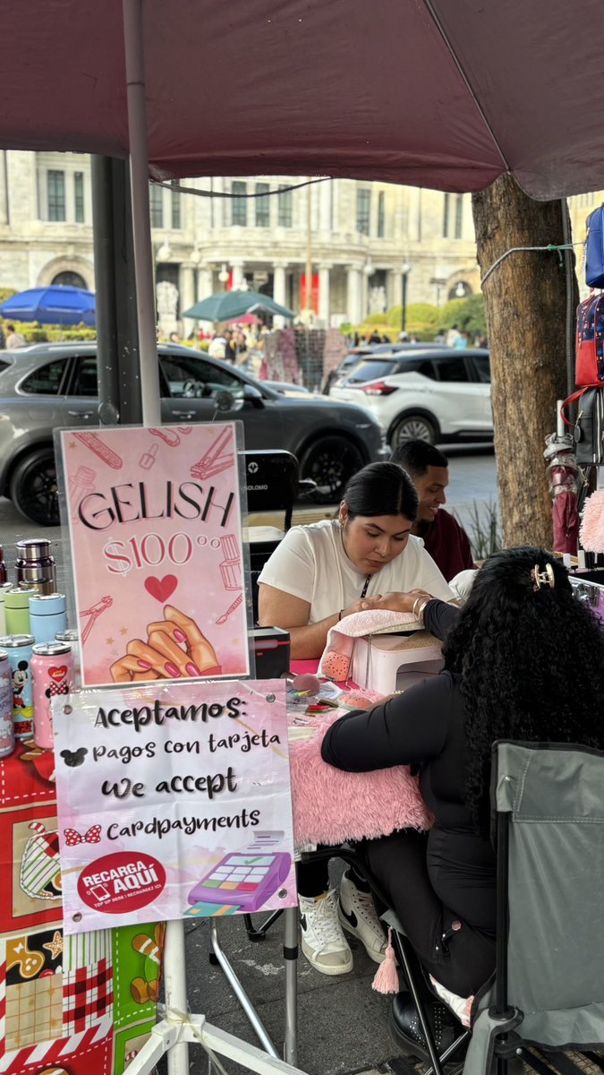 MrsPerfus's tweet photo. @ClaraBrugadaM tener un puesto de uñas de gelish (incluido letrero en ingles y pago con tarjeta) frente a Bellas Artes? que asco de centro historico permites, jamas habia visto tal puerquero… cuida las calles aledañas @AlessandraRdlv que van para alla igual https://t.co/FjXcWtyR0h