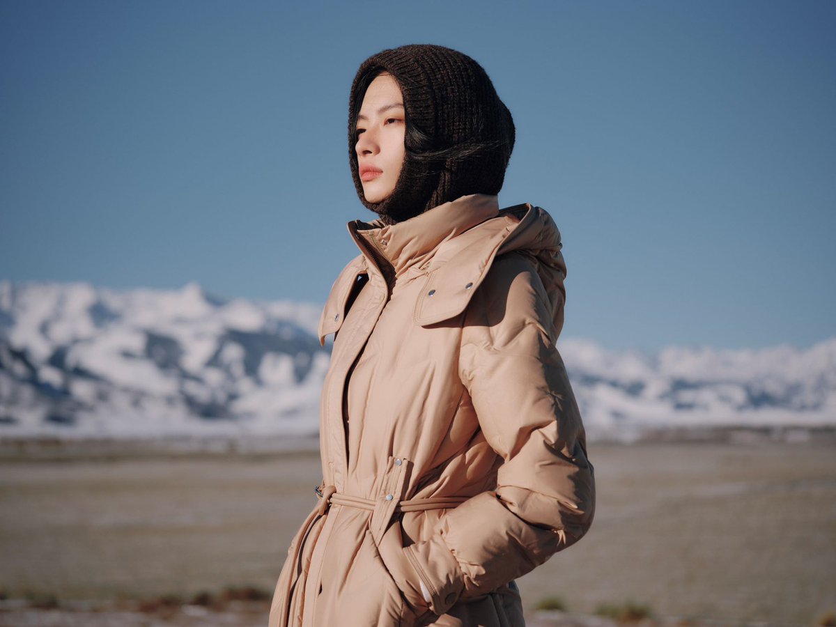 juzui_official's tweet photo. 𝐉𝐔𝐙𝐔𝐈 2024 Winter Down Collection
Wearing DOWN PLUS, wrapped in warmth，feel the immensity of silence 
Release the lightness from the inside out and relax the interpretation of winter stories.
#JUZUI #winter #fashion #winteroutfit https://t.co/hBxonHuwaX