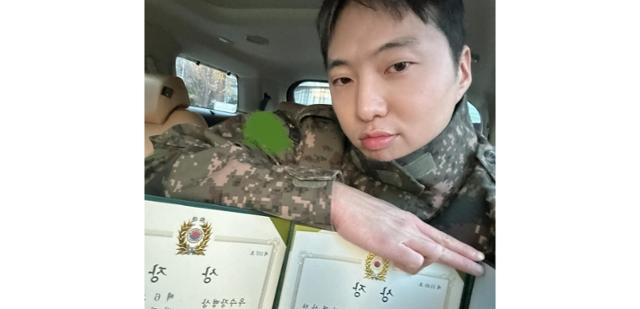 tang__kira's tweet photo. Kang Seungyoon (WINNER) hari ini selesai menjalankan wajib militer.

https://t.co/G8c1IARUA9 https://t.co/HQtJ6A2rFT