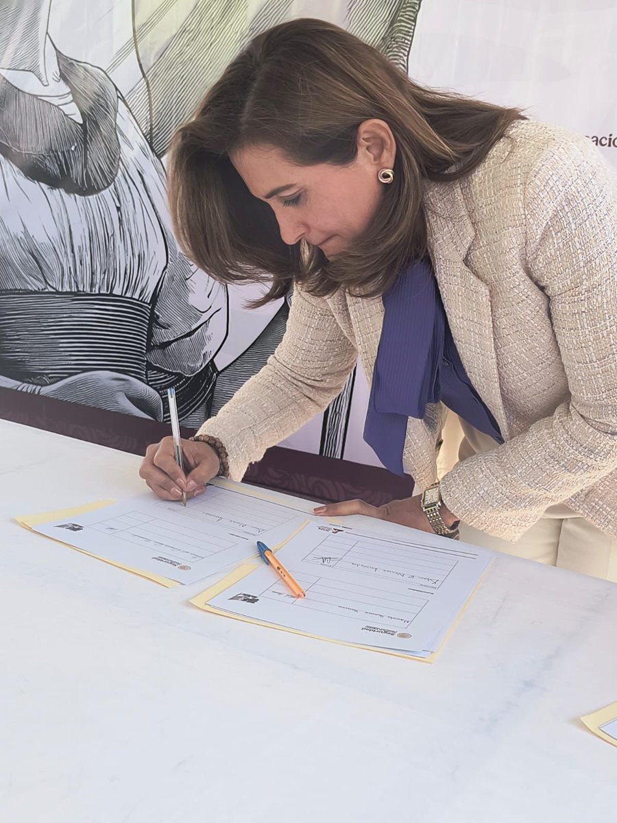 #cerrandoeldía:
Atendiendo a la indicación de la presidenta <a href="/Claudiashein/">Claudia Sheinbaum Pardo</a> estuvimos en la conformación del comité vecinal de la colonia Cumbres de la Gloria en el municipio de #León en compañía de Roberto Ramos,  Secretario Técnico Estatal de la Construcción de la Paz como  parte