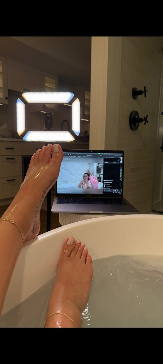 FEETBYSVETT✨ tweet media