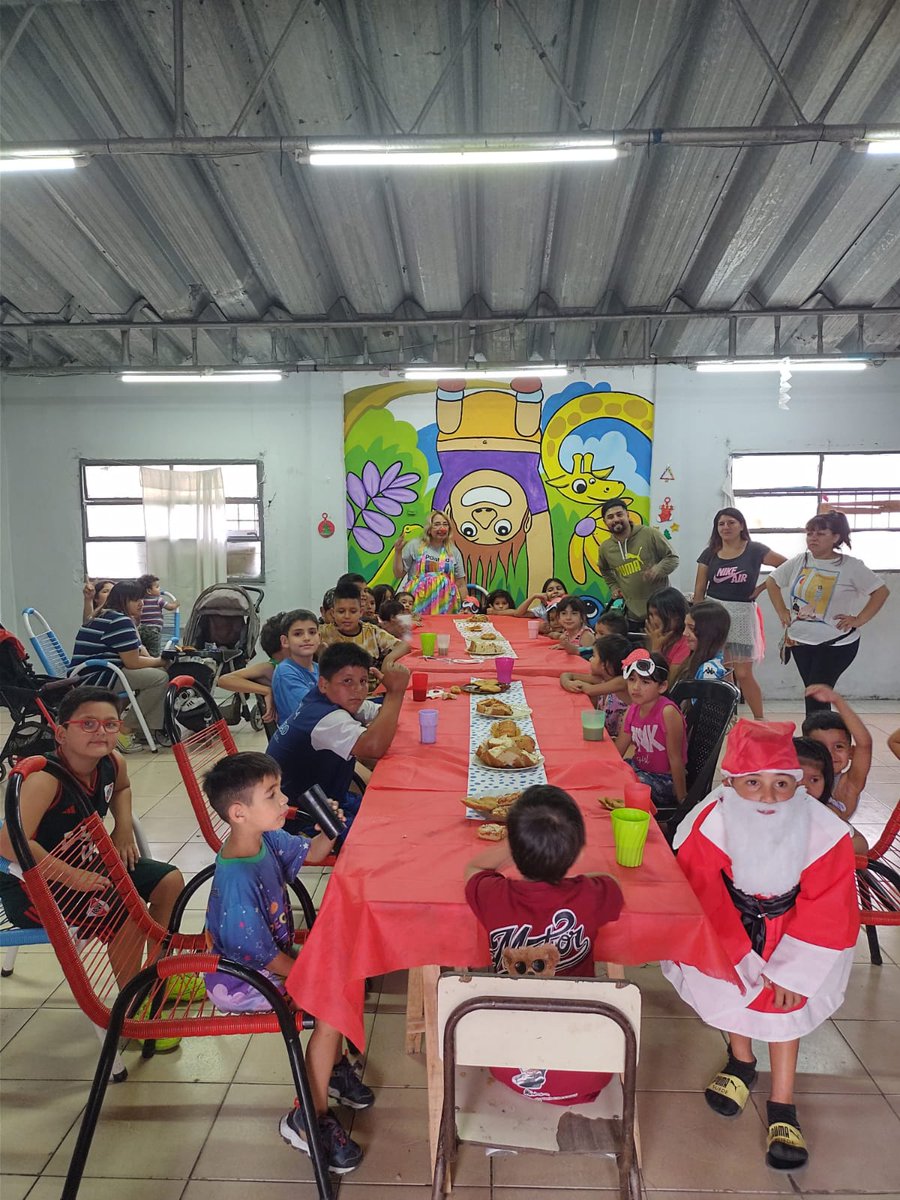 lealtadavell's tweet photo. CIERRE DE AÑO EN MARTIN GARCIA 🎄

👉🏻 Festejamos la navidad junto a los chicos de apoyo escolar y lxs compañerxs del Frente Néstor Kirchner y La Campora Avellaneda.

Nos disfrazamos, compartimos regalos, una rica merienda y hablamos sobre lo que tenemos por delante el próximo año https://t.co/SNlukvZplO