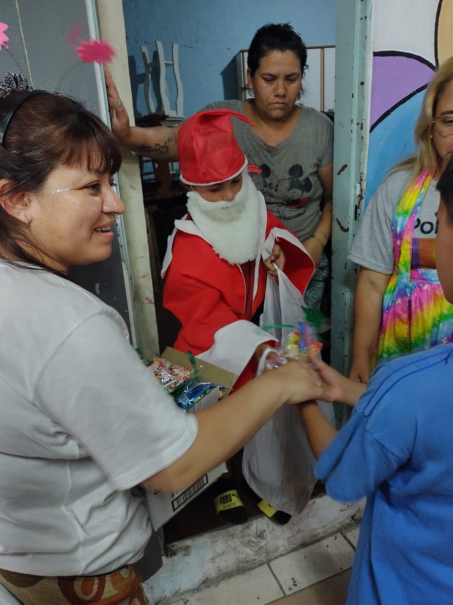 lealtadavell's tweet photo. CIERRE DE AÑO EN MARTIN GARCIA 🎄

👉🏻 Festejamos la navidad junto a los chicos de apoyo escolar y lxs compañerxs del Frente Néstor Kirchner y La Campora Avellaneda.

Nos disfrazamos, compartimos regalos, una rica merienda y hablamos sobre lo que tenemos por delante el próximo año https://t.co/SNlukvZplO