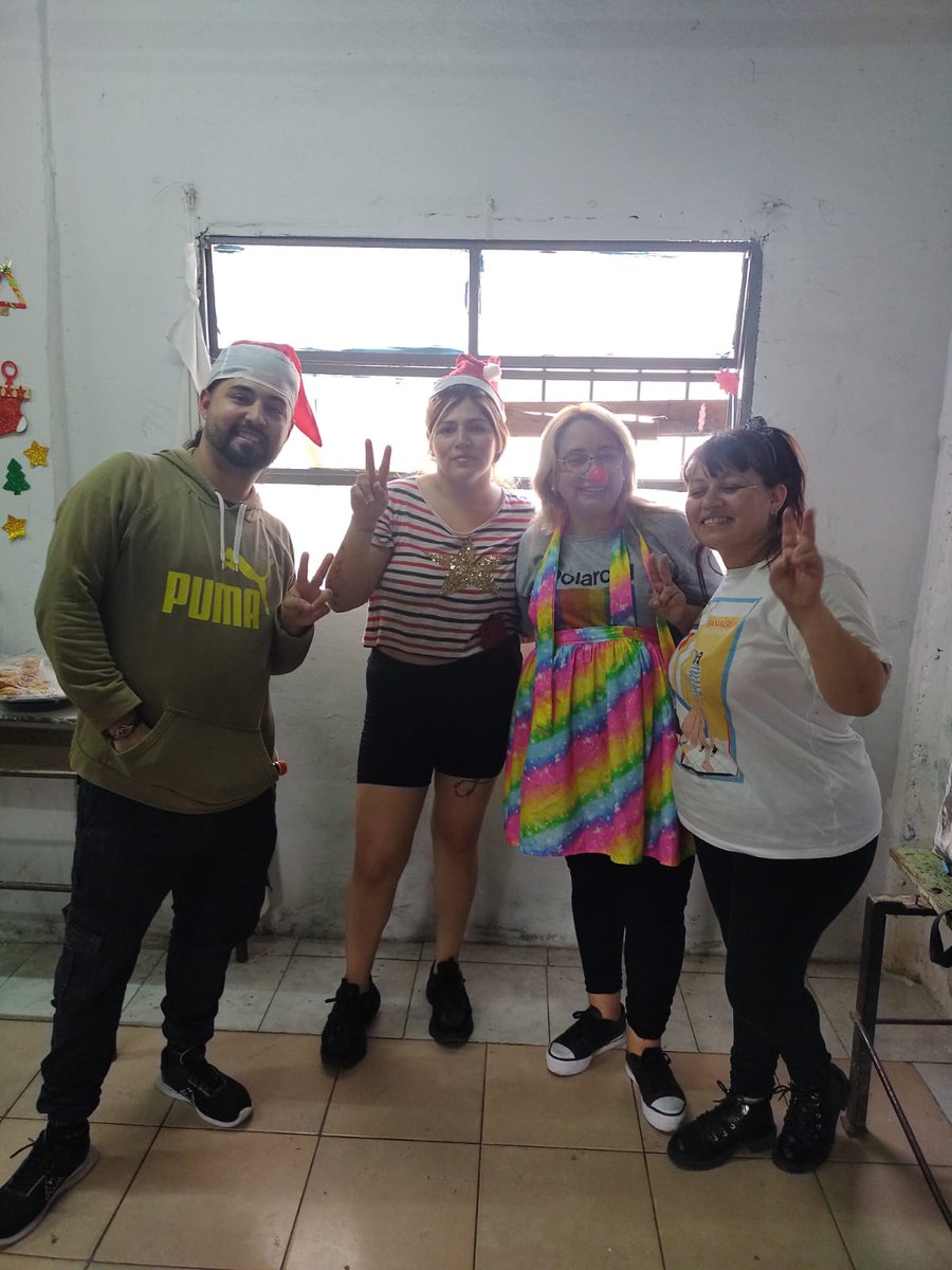 lealtadavell's tweet photo. CIERRE DE AÑO EN MARTIN GARCIA 🎄

👉🏻 Festejamos la navidad junto a los chicos de apoyo escolar y lxs compañerxs del Frente Néstor Kirchner y La Campora Avellaneda.

Nos disfrazamos, compartimos regalos, una rica merienda y hablamos sobre lo que tenemos por delante el próximo año https://t.co/SNlukvZplO