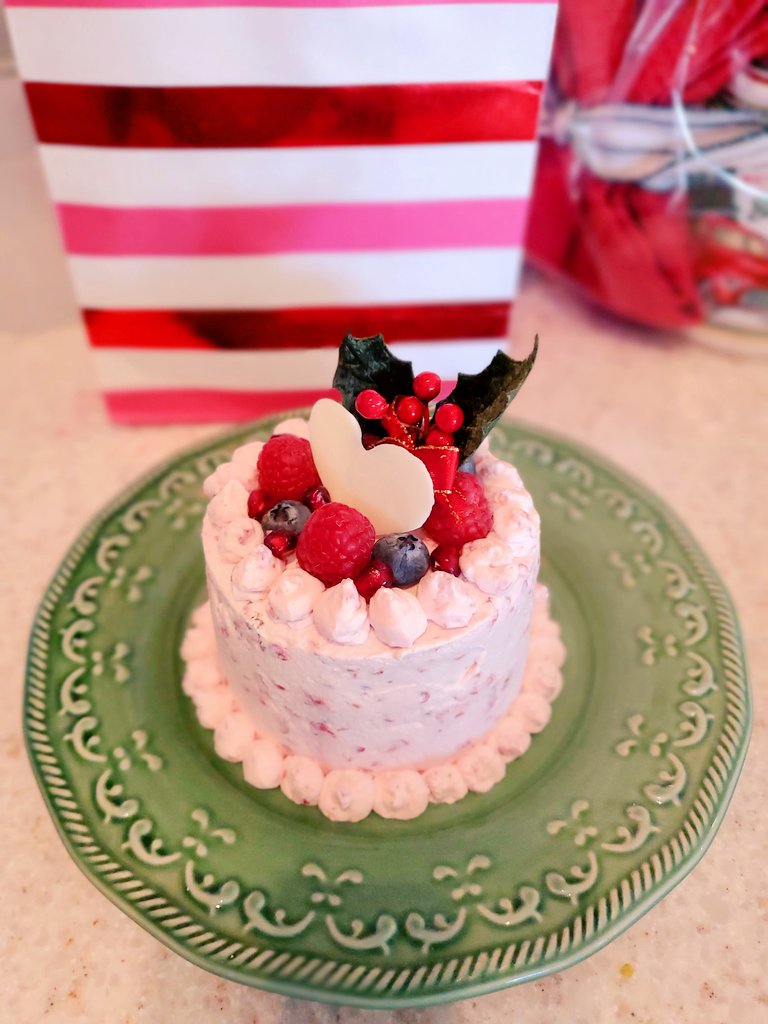 チョコケーキの余りで作った小さいラズベリークリームケーキ☺💕
ミニケーキもかわいい🥰

#海外生活 #クリスマス