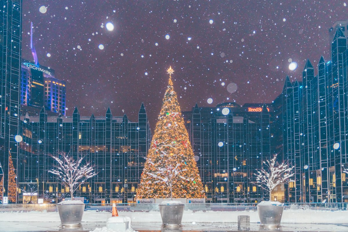 DaveDiCello's tweet photo. Ok, one final set of images from the snow storm we had over these last three days back in 2020 in #Pittsburgh. Like I said, I spent nearly 20 hours in the city over that time span capturing everything from aerials to snowglobes to other wintry images, and it was just so much fun. https://t.co/FiWyCeVQdj
