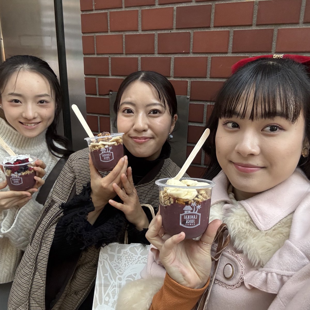 sara_mochida's tweet photo. 女子会してきましたー！
沢山笑った😂

@ruri_clarinet 
@chihiro_hayama 

 #アサイー  #女子会 https://t.co/W3AGKgb6W5