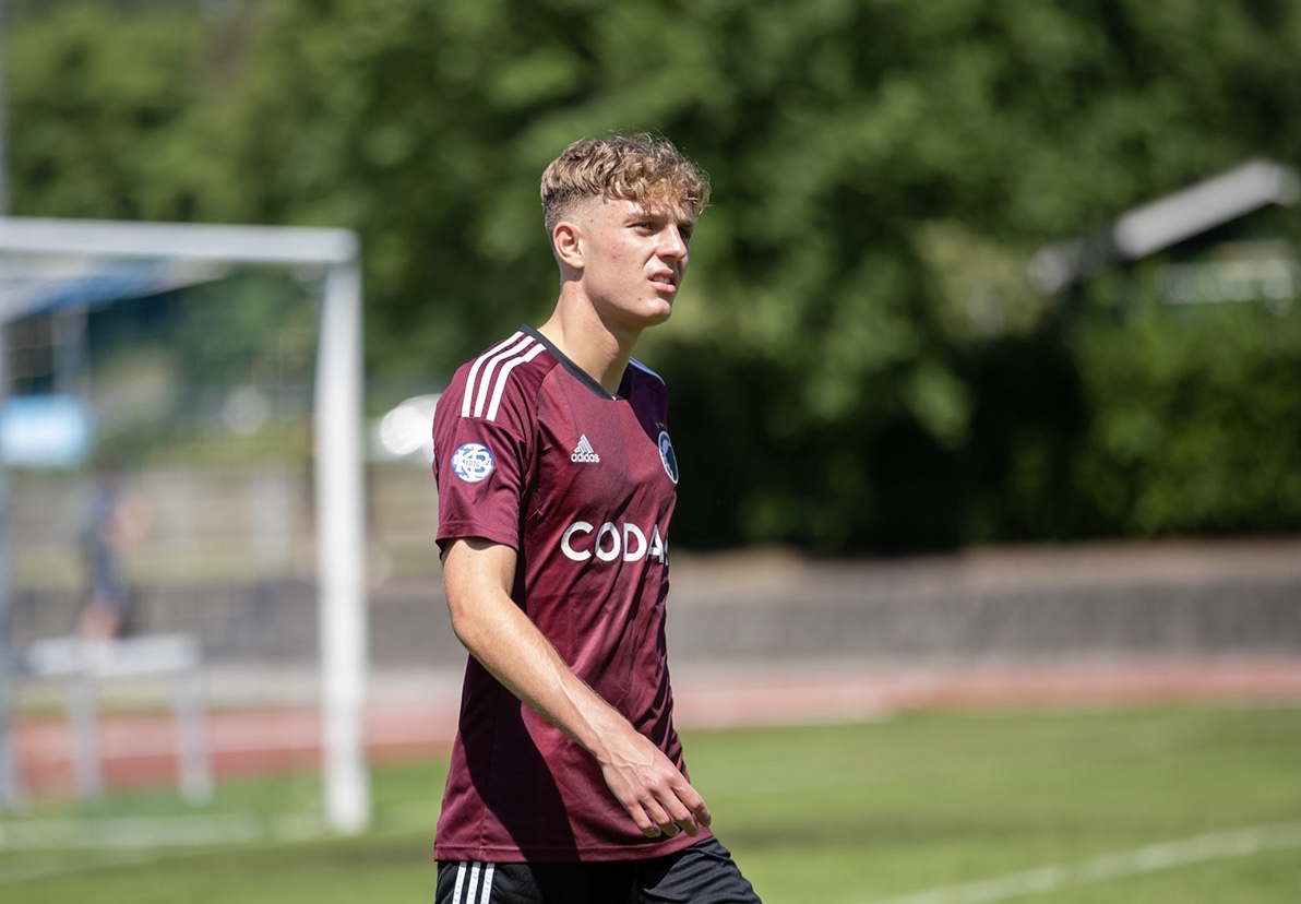 HVEM ER HUNOR NEMETH?

FCK-talentet Hunor Nemeth er for første gang udtaget til F.C. Københavns førsteholdstrup og satte onsdag kursen mod Wien sammen med resten af holdet. Her skal løverne spille den sidste kamp i Conference Leagues ligaspil mod SK Rapid Wien.

Nemeth, der har