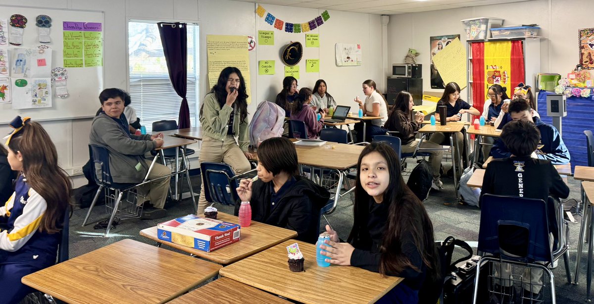 SCamacho_SRMS's tweet photo. Duolingo Contest: Fall 2024.
Spanish students
@SRMS_Generals who landed on leader board
@duolingo in the last grading period were invited to cupcakes, juice and a raffle of 6 Duo Plushies. Sponsored by me and @GCamacho_SRMS! Get your Spanish on!

#Team_SISD
#LOTE_SISD https://t.co/5EEkbx7qez