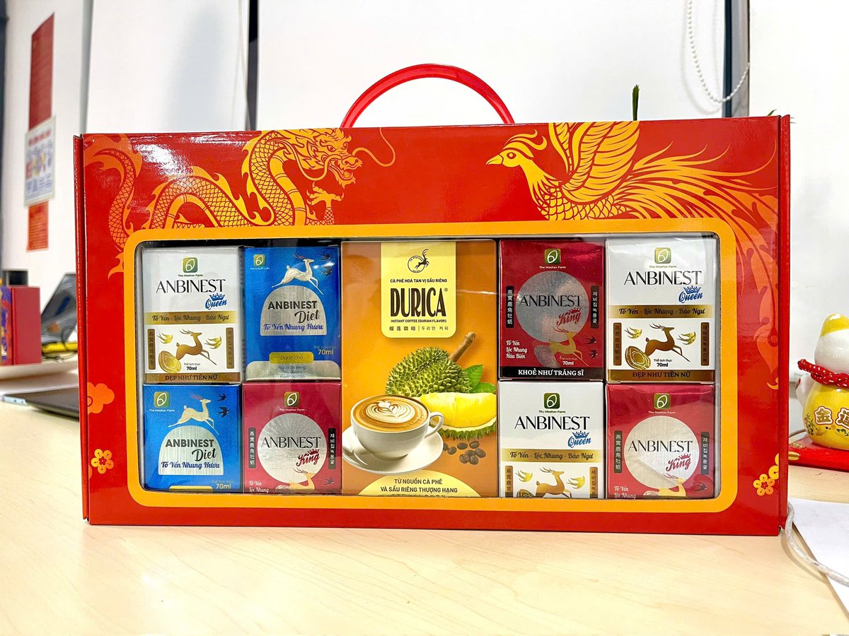 dantranviet's tweet photo. Hộp quà Tết 2025 chất hơn, đẹp hơn, xuất sắc hơn và rất hợp ví xiền ae nhé.
Bật mí: có ưu đãi đặc biệt dành riêng cho set quà Tết 🎆🎆
#caphemuoi #caphedua #caphesaurieng #caphehoatan #instantcoffee #durian #saltcoffee #leplateau #cafemuoi #cafedua #cafesaurieng #durica #cafetrung #ahano #dantran #dasata
