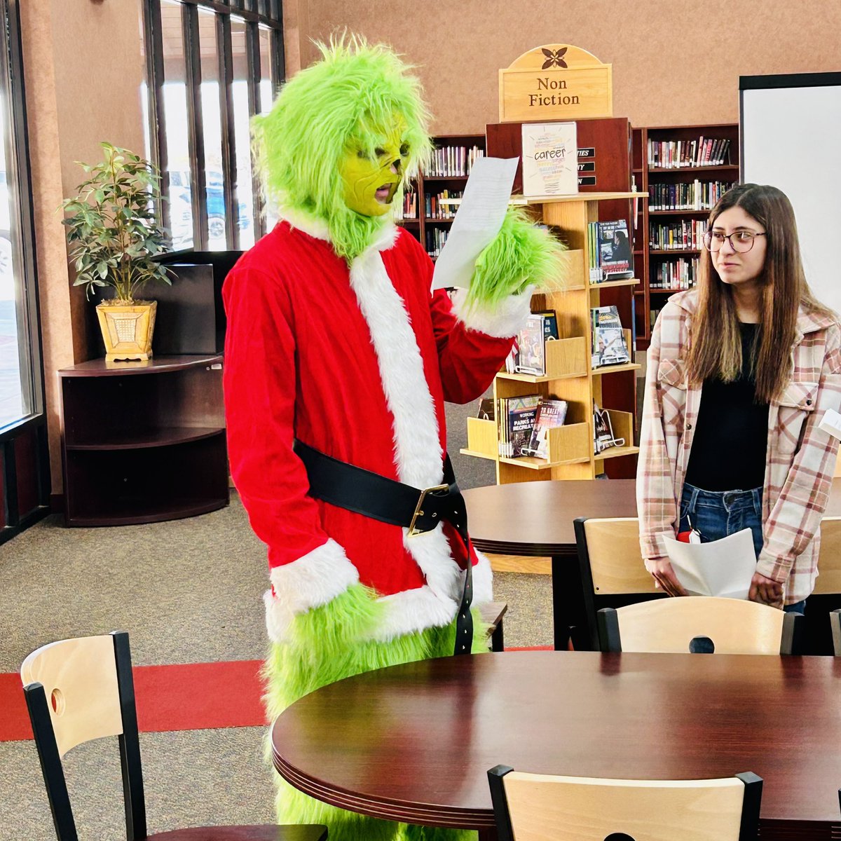 Order in the court! 🧑🏽‍⚖️ Forensic students participated in a mock trial to determine whether or not the Grinch is innocent or guilty. They wrote opening and closing statements, brought in evidence, and the Grinch even wrote an apology letter! #SEHSTheBest #ScienceWithMrA