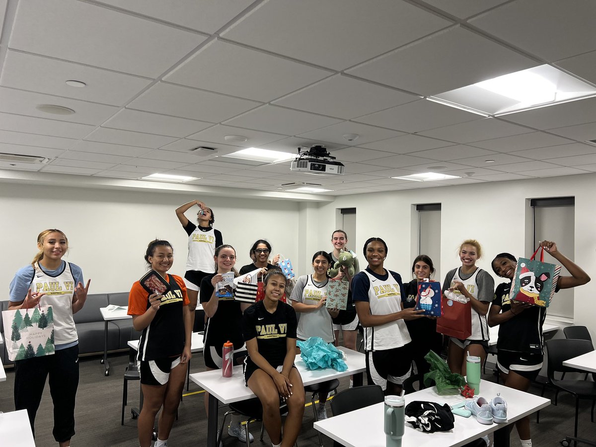Our ladies celebrated the holiday season with a Secret Santa gift exchange this evening!! 🎄🎅🏼

Tomorrow we head to Coral Springs, FL for The Kreul Classic!! ✈️ 🌴