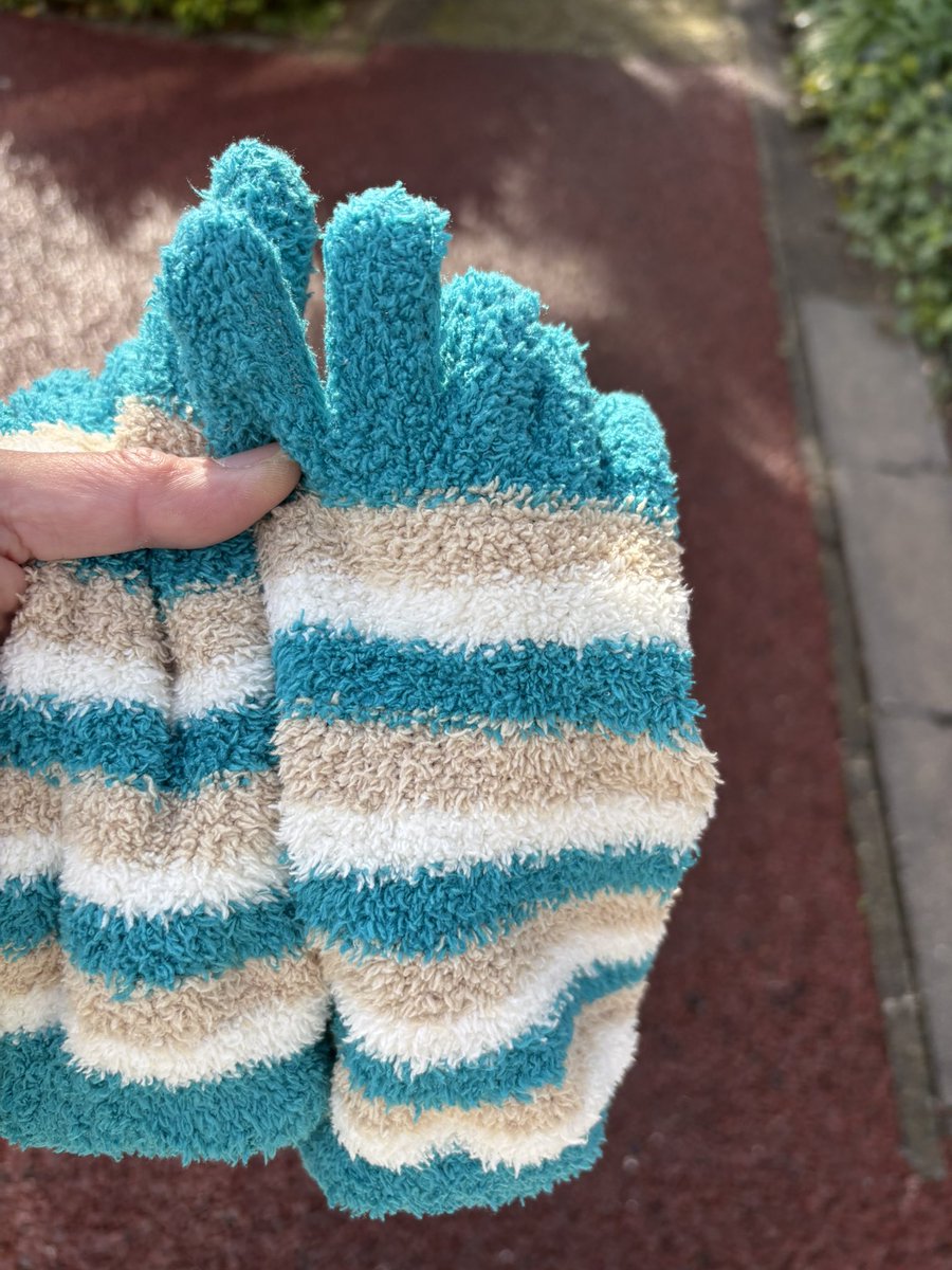 icenine2's tweet photo. 出掛ける直前、寒いから
手袋を出そう
派手だけどいいや
と思って出したものがこちらになります
５本指靴下モコモコのやつ
#初雪 https://t.co/JXMacULhyD