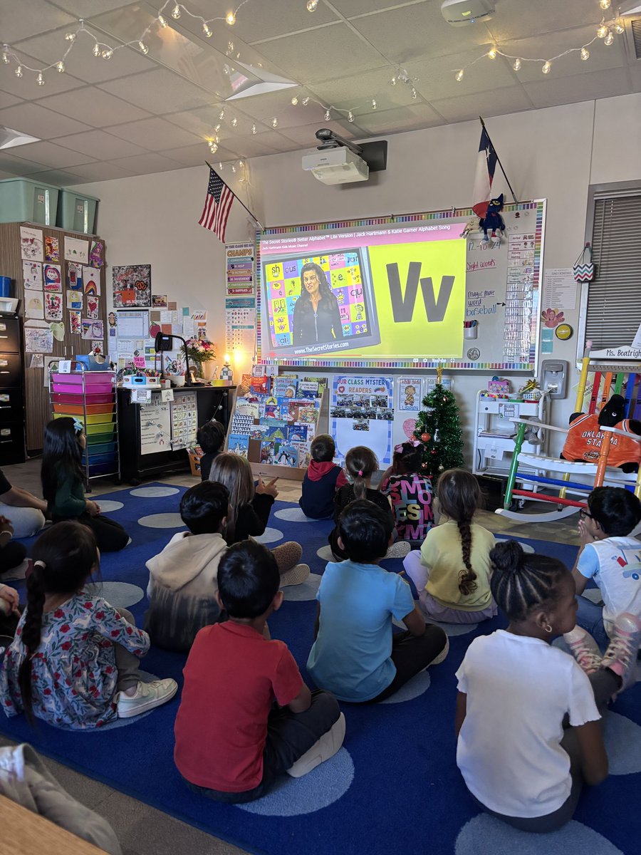 Phonics with social stories! Ms. Boatright from kinder coaches her team on phonics with stories and total physical response! We are stronger together! Teachers teaching and learning from each other <a href="/VaughnElemFISD/">Vaughn Elementary</a> <a href="/FISD_EB/">Frisco ISD ESL and Bilingual</a>
