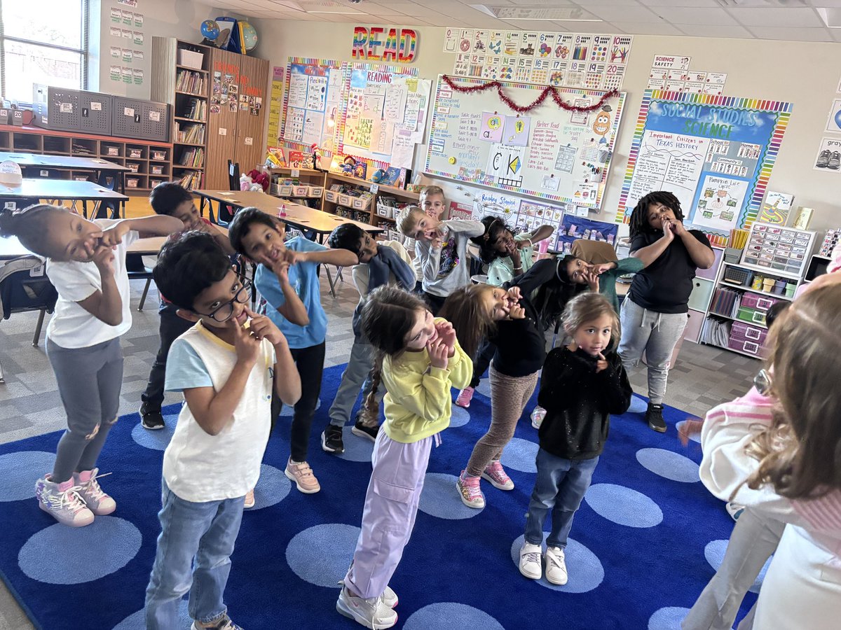 eagertolearnSoo's tweet image. Phonics with social stories! Ms. Boatright from kinder coaches her team on phonics with stories and total physical response! We are stronger together! Teachers teaching and learning from each other @VaughnElemFISD @FISD_EB