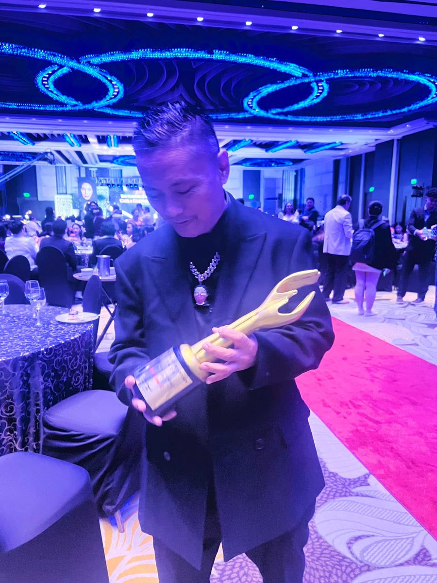 AndrewE_Dongalo's tweet photo. This trophy weighs a ton…!!! All thanks and appreciation and still…I can’t imagine winning the Best Rap Artist Of The Year award..!!! Feels like 1991…when awards keep coming by the bulk…and the year is even upto now 2024…!!! #RapArtistOfTheYear #Amazing #AndrewE 😃🏆🎉🎉🎉 https://t.co/Zxdh457qM4