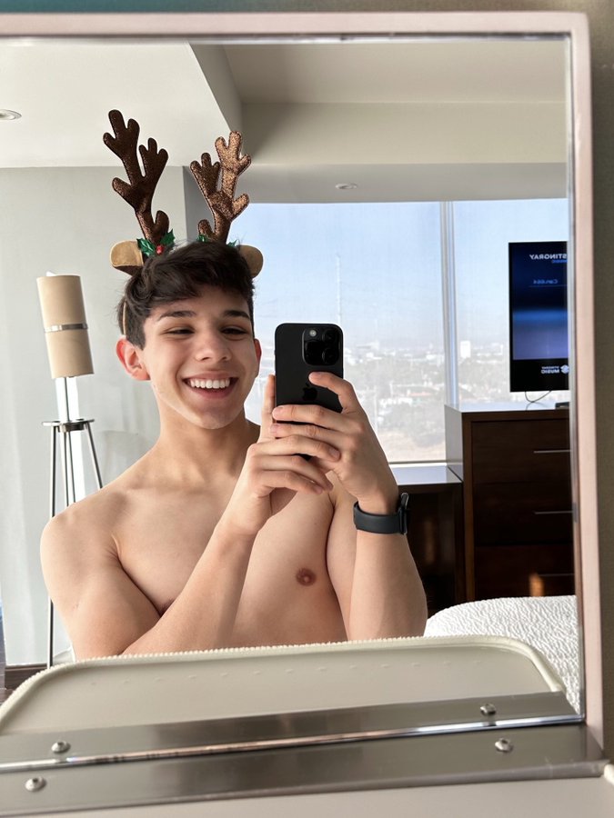 GfIK2jMWsAAmQxz?format=jpg&name=900x900