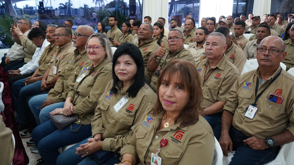 CiudadT_Guayana's tweet photo. Más de 800 corazones de hierro, vistiendo con honor el uniforme de la estatal minera, celebraron el 49 aniversario de @ferrominera_cvg, recibieron botones por 5, 10, 15, 20, 25, 30, 35 y 40 años de servicio y cantaron el “Cumpleaños feliz” a la casa del hierro.
@AldoCantafioFMO https://t.co/uO8Wd91hfe