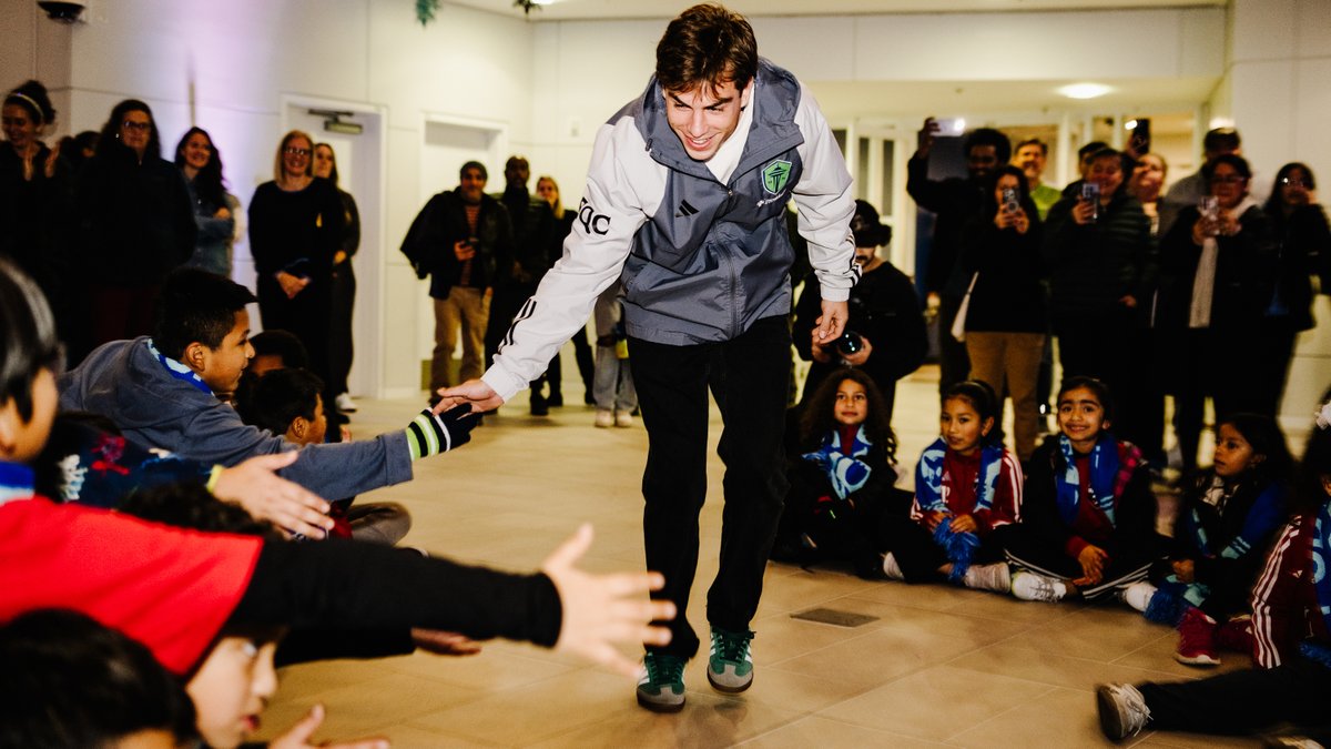 Seattle Sounders FC (@soundersfc) on Twitter photo Kickoff JOY ๐
On Tuesday, we welcomed 40 youth from Dragons FC for a holiday event with <a href="/RaveFound/">RAVE Foundation</a> and <a href="/reignfc/">Seattle Reign FC</a>.
It was a memorable night of special gifts, facility tours, fun games, and yummy treats. ๐
Thank you to Obed Vargas and Cody Baker for joining us! Kickoff JOY ๐
On Tuesday, we welcomed 40 youth from Dragons FC for a holiday event with <a href="/RaveFound/">RAVE Foundation</a> and <a href="/reignfc/">Seattle Reign FC</a>.
It was a memorable night of special gifts, facility tours, fun games, and yummy treats. ๐
Thank you to Obed Vargas and Cody Baker for joining us!