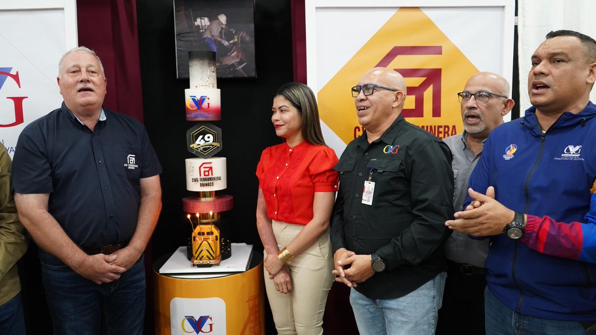linaresjrl's tweet photo. Más de 800 corazones de hierro, vistiendo con honor el uniforme de la estatal minera, celebraron el 49 aniversario de @ferrominera_cvg, recibieron botones por 5, 10, 15, 20, 25, 30, 35 y 40 años de servicio y cantaron el “Cumpleaños feliz” a la casa del hierro.
@AldoCantafioFMO https://t.co/x0wBk9uAUs
