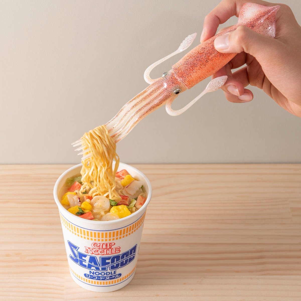 cupnoodle_jp's tweet photo. 以前投稿してバズった、最高にイカしたフォークがカップヌードルとセットでまさかの商品化！
イカした人だと思われたいそこのあなた、是非！
購入予約はこちらから。

▼日清オンラインストア
https://t.co/7rRdqh3zie
▼Amazon
https://t.co/LxL8gk9W5G
▼ヨドバシ
https://t.co/MrTldAhYoe https://t.co/QqJ33xXXUa