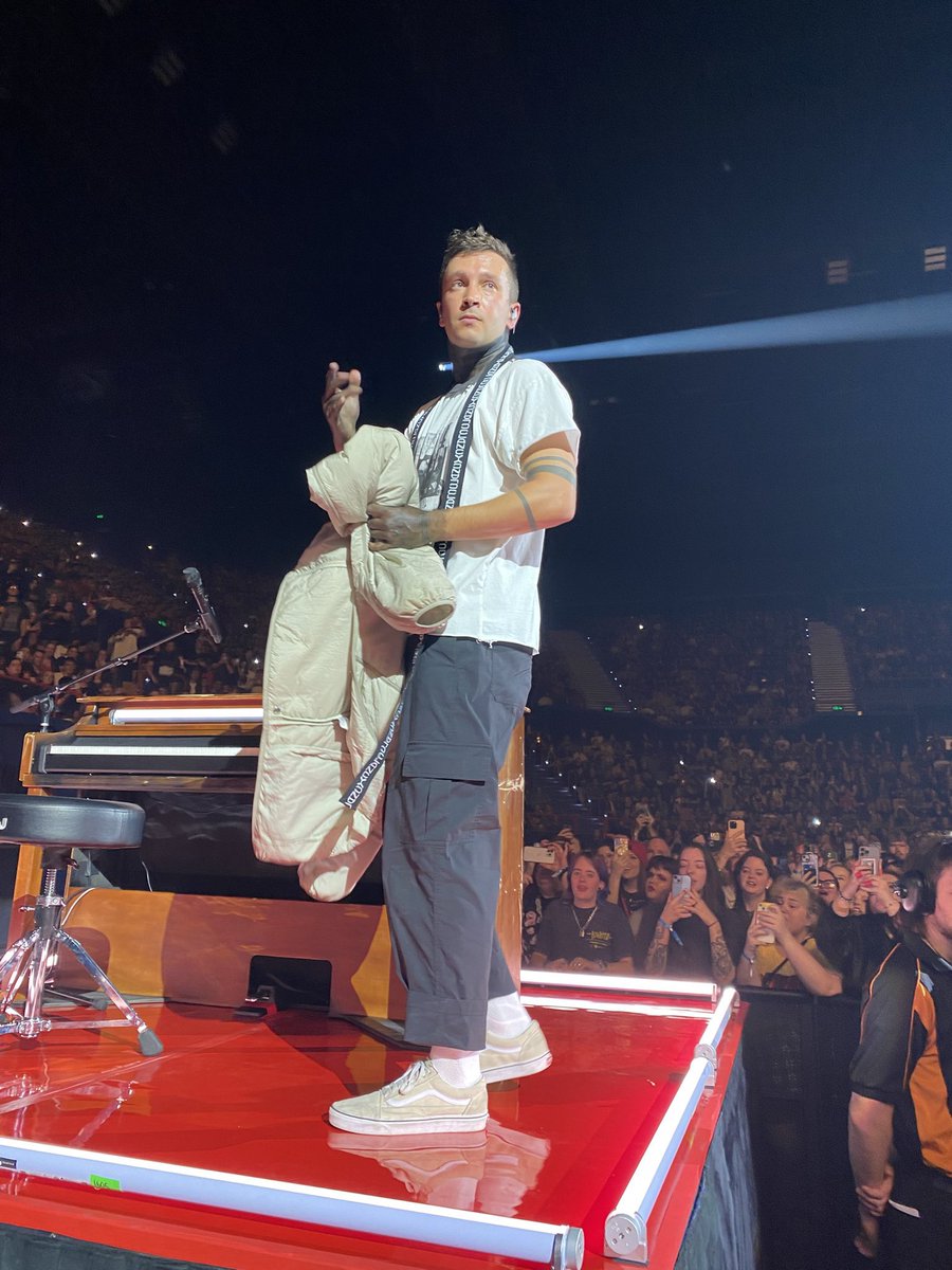 torcbearer's tweet photo. would you vote for someone who flips off his side of the arena? I don’t think so

this message is approved by josh dun #TOPdebate https://t.co/5D0mpCZr4n