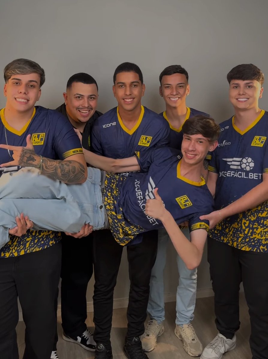 Hoje é um dia difícil para todos nós. Com o coração pesado, anunciamos que AJF está encerrando suas atividades. 

Construímos mais do que uma equipe : criamos uma família. Juntos, enfrentamos desafios, celebramos vitórias e aprendemos com as derrotas. Cada partida disputada, cada