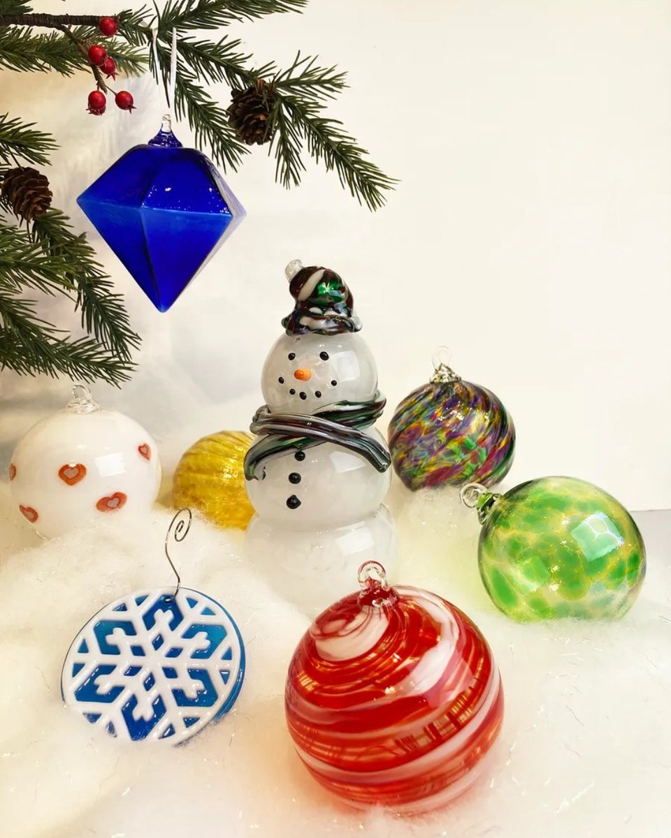 We're one week away from Christmas and the start of Hanukkah and Kwanzaa 😱 Have you completed your gift shopping yet?! 

Check out our annual gift guide for artists and small businesses who are here to help you find the perfect gifts! 🎁 

rinoartdistrict.org/visit/gift-gui…