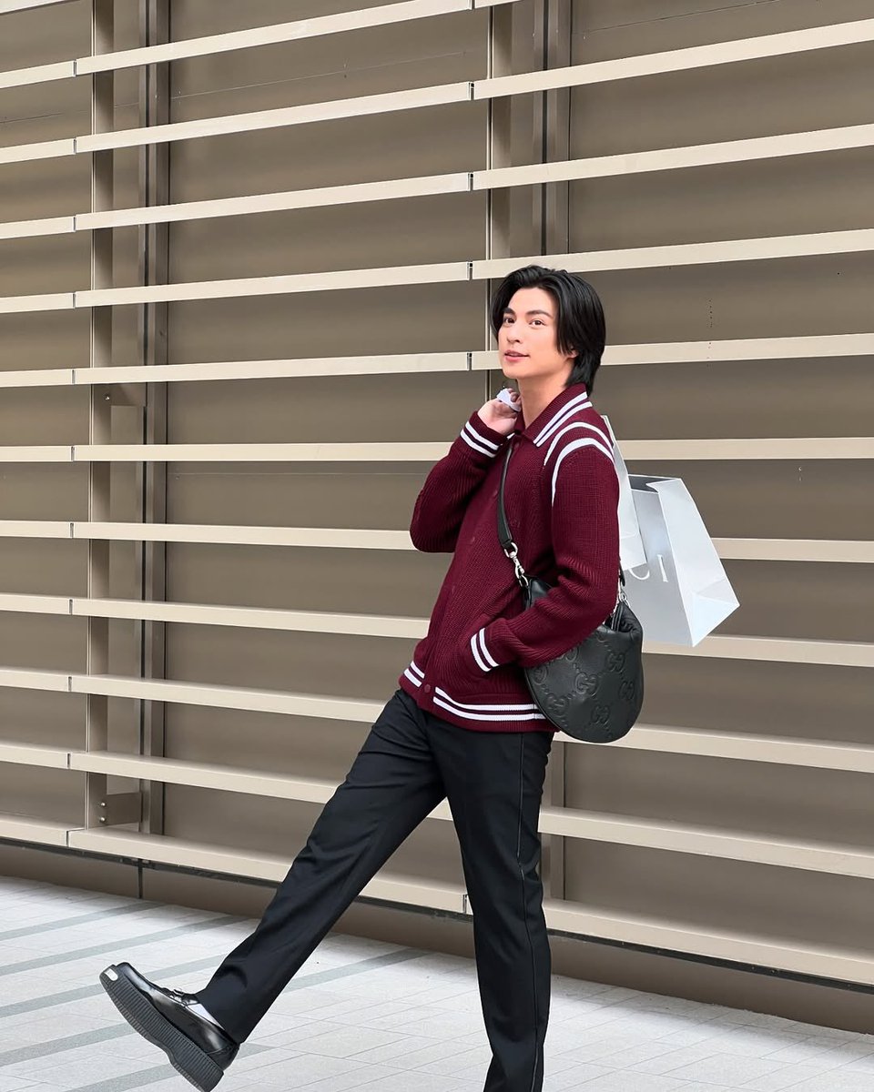 ElleMenThailand's tweet photo. เช้านี้แอลเมนขอพาส่องลุคเท่ของหนุ่ม กลัฟ-คณาวุฒิ ไตรพิพัฒนพงษ์ GUCCI Brand Ambassador ในลุคสุดชิก พร้อมชวนชาวแอลเมนออกไปช้อปของขวัญ Gucci Gift Collection มามอบให้คนพิเศษในช่วงเทศกาลแห่งการเฉลิมฉลองนี้

#ELLEMENNews
#ELLEMENThailand
#GucciGift
#GulfKanawut https://t.co/qidpsScW2T