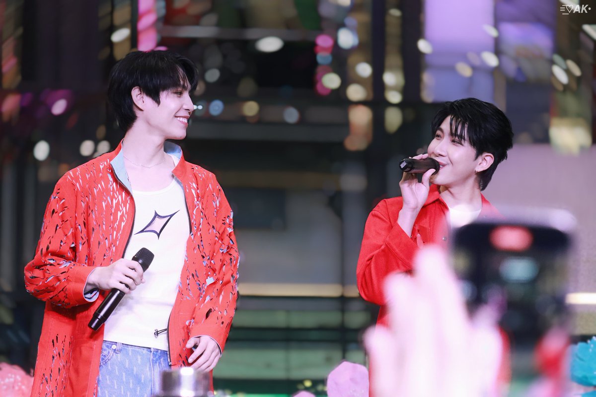 Ak_1808's tweet photo. ไหนลองเทสระบบ กด💜 แล้วจะมีเรนเดียร์จิ๋วขึ้นมา

🎄🦌🧣 #Christmas   🎄🎉
#เฟิร์สข้าวตัง #FirstKhaotung https://t.co/0U4iNFDkuy