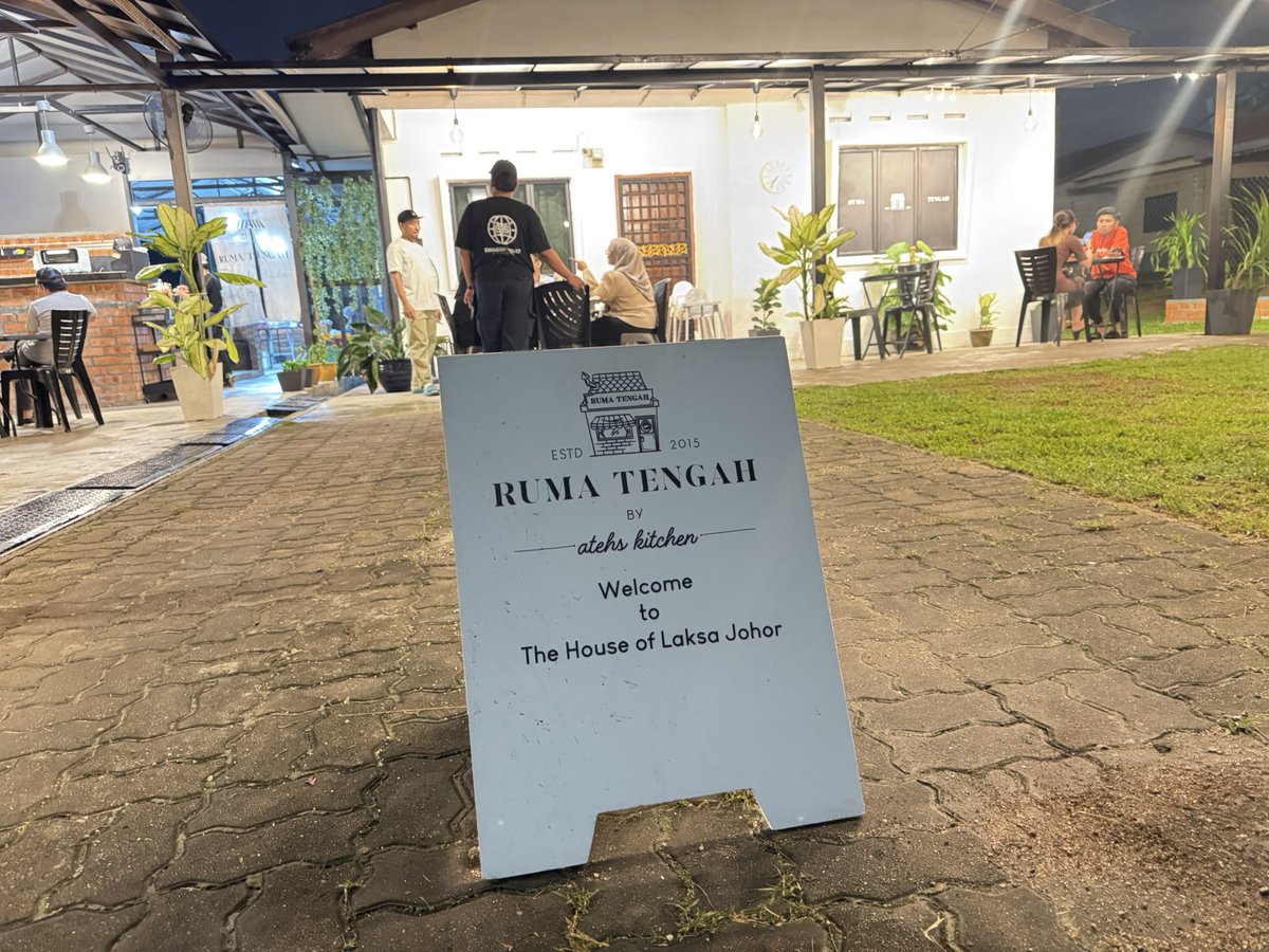 omxlll's tweet photo. Who would’ve thought our dream become true 🥹

A year ago, we were just a small scale seller yg hanya menumpang berniaga dekat our friends cafe.

From merely selling abt less than 50 plates Laksa Johor per night to more than 250 plates of food

Alhamdulillah for this blessings https://t.co/BsK6pr3OQR