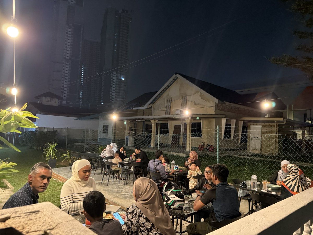 omxlll's tweet photo. Who would’ve thought our dream become true 🥹

A year ago, we were just a small scale seller yg hanya menumpang berniaga dekat our friends cafe.

From merely selling abt less than 50 plates Laksa Johor per night to more than 250 plates of food

Alhamdulillah for this blessings https://t.co/BsK6pr3OQR