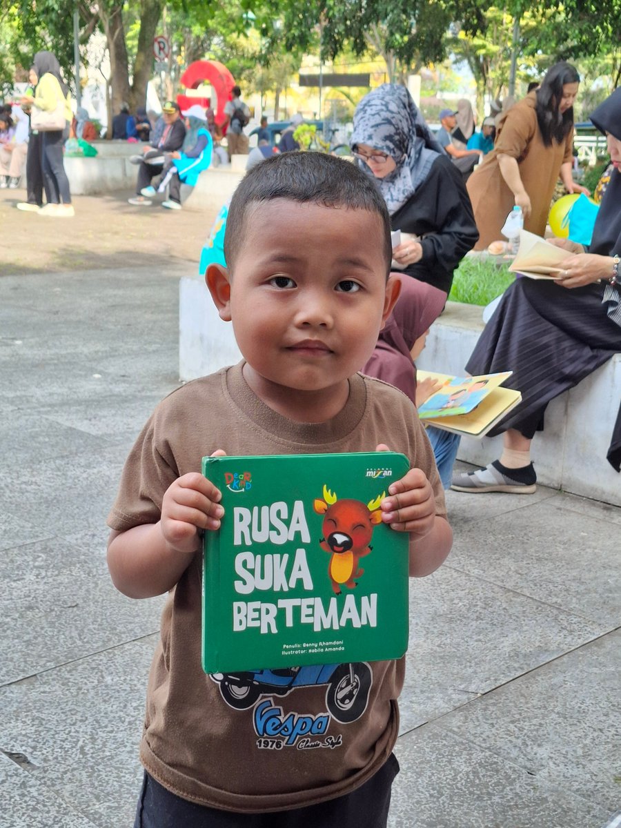 rumahliterasii's tweet photo. Salah satu momen terbaik lapak baca yang berhasil kami abadikan ❤️❤️ https://t.co/2nbgLr4FUN