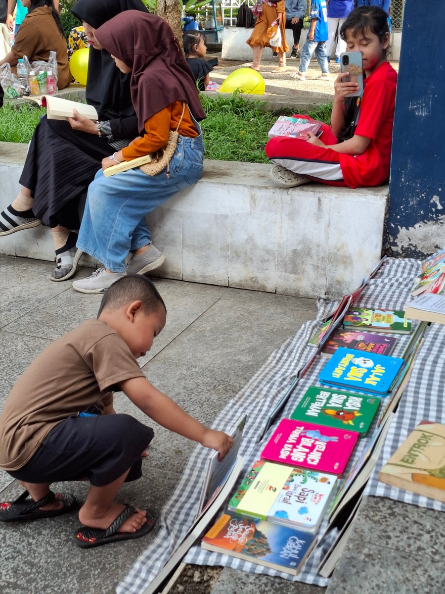 rumahliterasii's tweet photo. Salah satu momen terbaik lapak baca yang berhasil kami abadikan ❤️❤️ https://t.co/2nbgLr4FUN